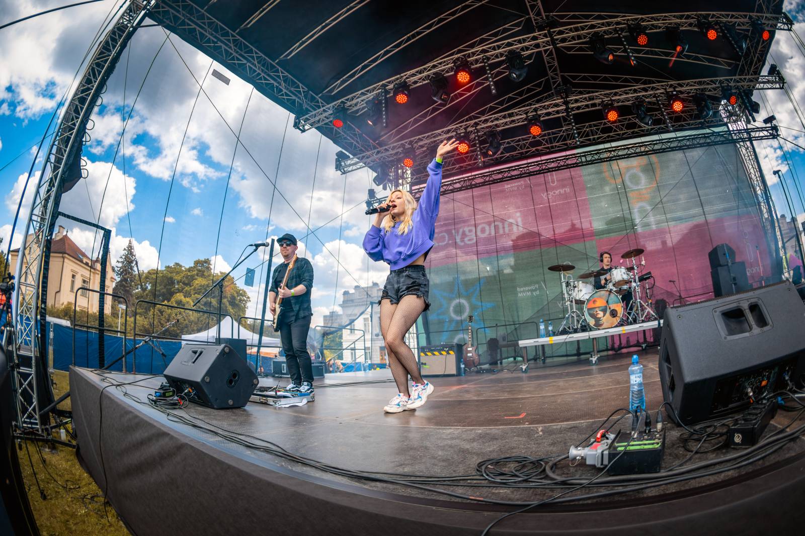 Mezi ploty, den první: Energičtí Skyline, okouzlující Tereza Balonová i legenda Richard Müller