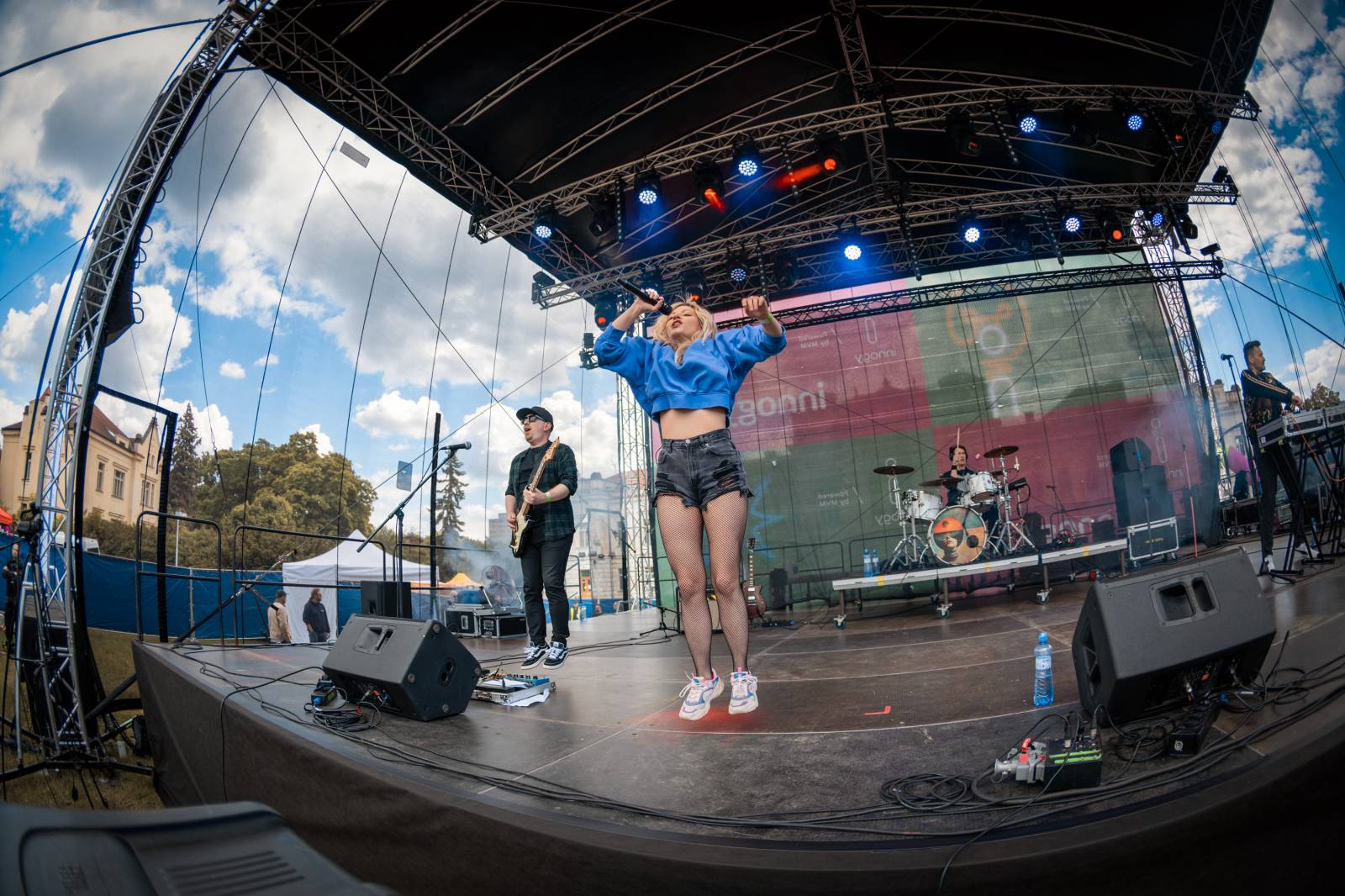 Mezi ploty, den první: Energičtí Skyline, okouzlující Tereza Balonová i legenda Richard Müller