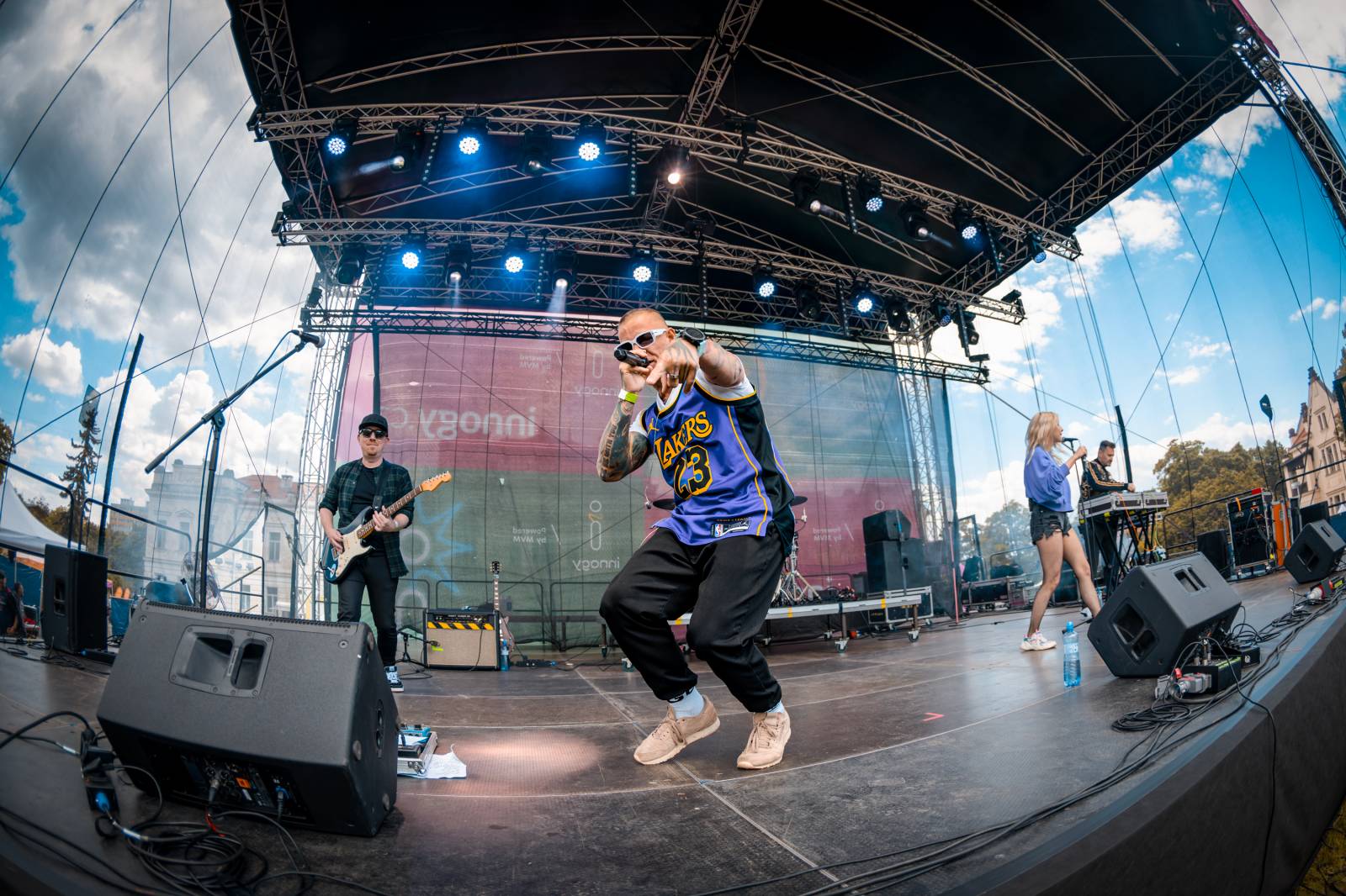 Mezi ploty, den první: Energičtí Skyline, okouzlující Tereza Balonová i legenda Richard Müller