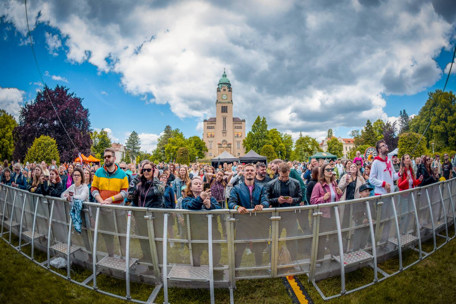 Mezi ploty, den první: Energičtí Skyline, okouzlující Tereza Balonová i legenda Richard Müller