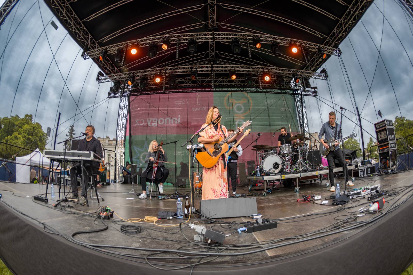 Mezi ploty, den druhý: Ani déšť nezkazil dobrou náladu. Zahráli Olympic, Aneta Langerová, Marta Jandová i Michal Hrůza