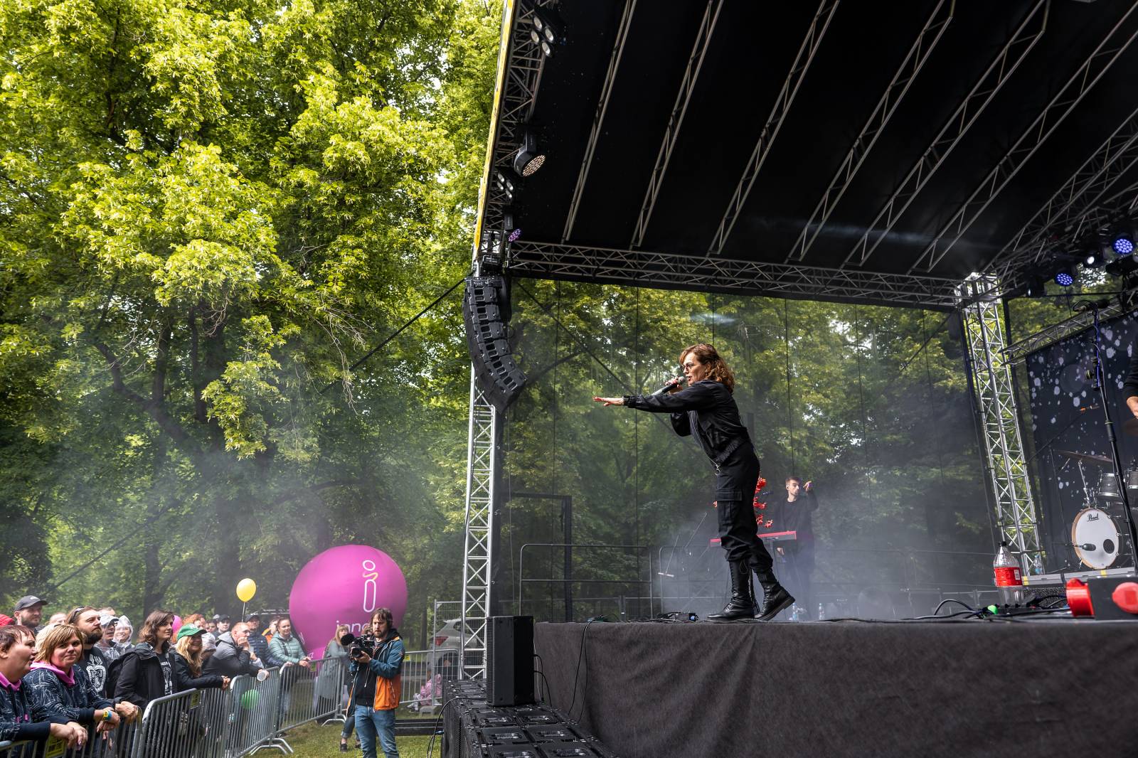Mezi ploty, den druhý: Ani déšť nezkazil dobrou náladu. Zahráli Olympic, Aneta Langerová, Marta Jandová i Michal Hrůza