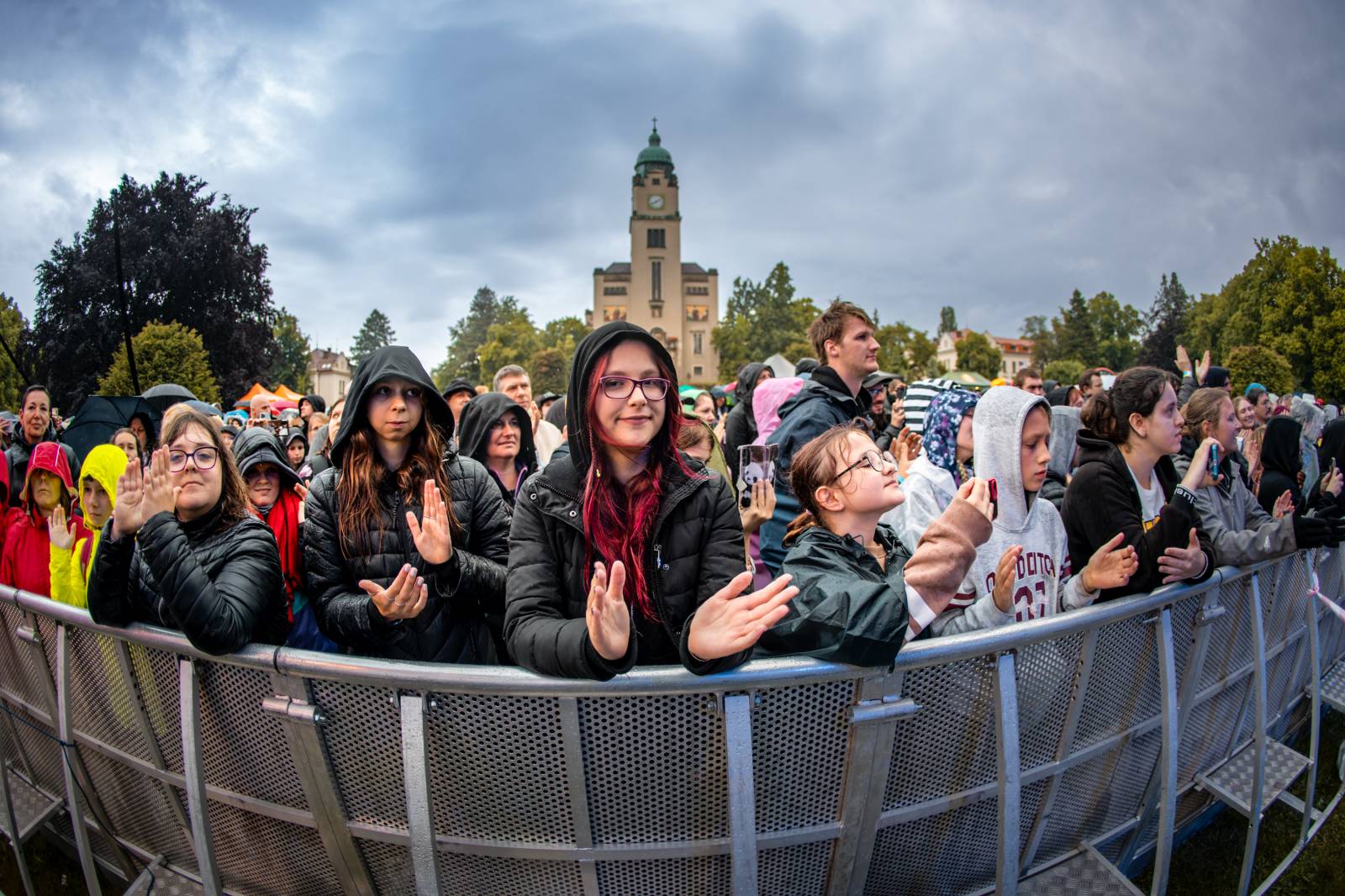 Mezi ploty, den druhý: Ani déšť nezkazil dobrou náladu. Zahráli Olympic, Aneta Langerová, Marta Jandová i Michal Hrůza