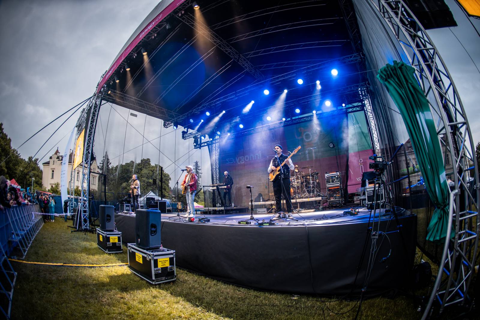 Mezi ploty, den druhý: Ani déšť nezkazil dobrou náladu. Zahráli Olympic, Aneta Langerová, Marta Jandová i Michal Hrůza