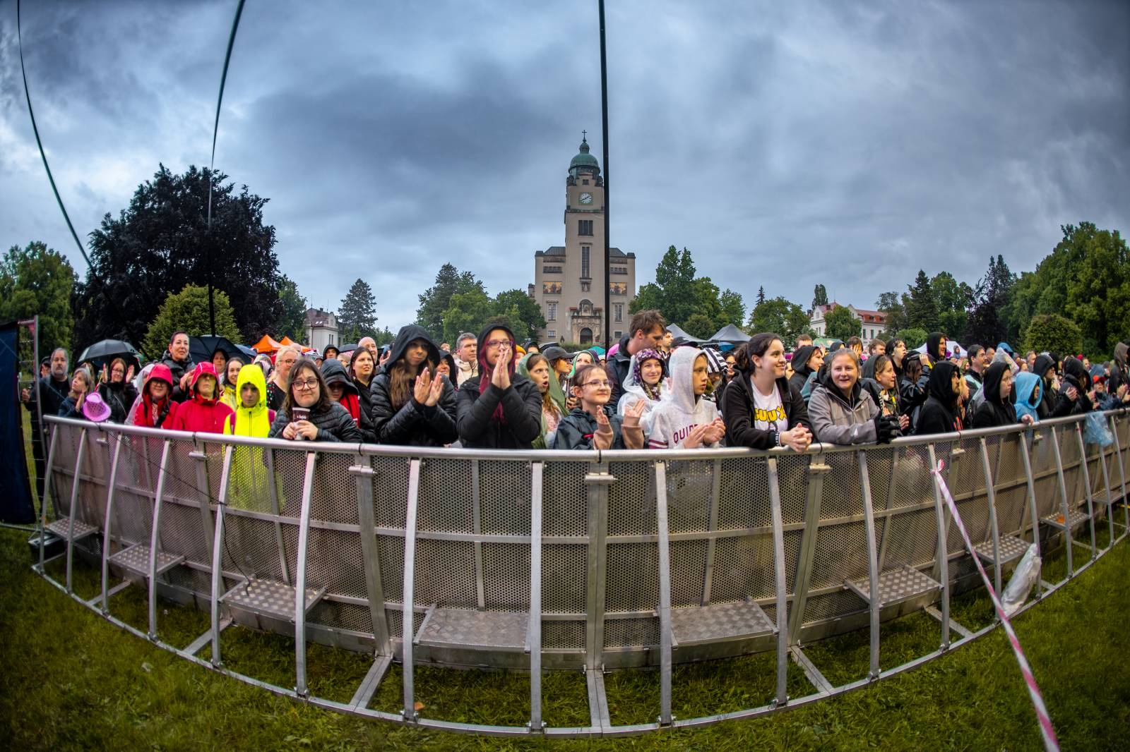 Mezi ploty, den druhý: Ani déšť nezkazil dobrou náladu. Zahráli Olympic, Aneta Langerová, Marta Jandová i Michal Hrůza