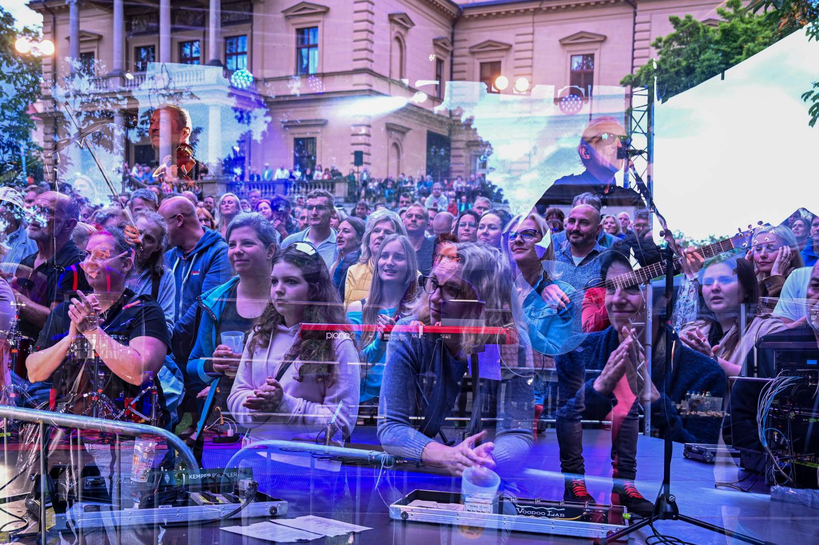 Čechomor odstartoval venkovní sezónu komorním koncertem ve vile Lanna