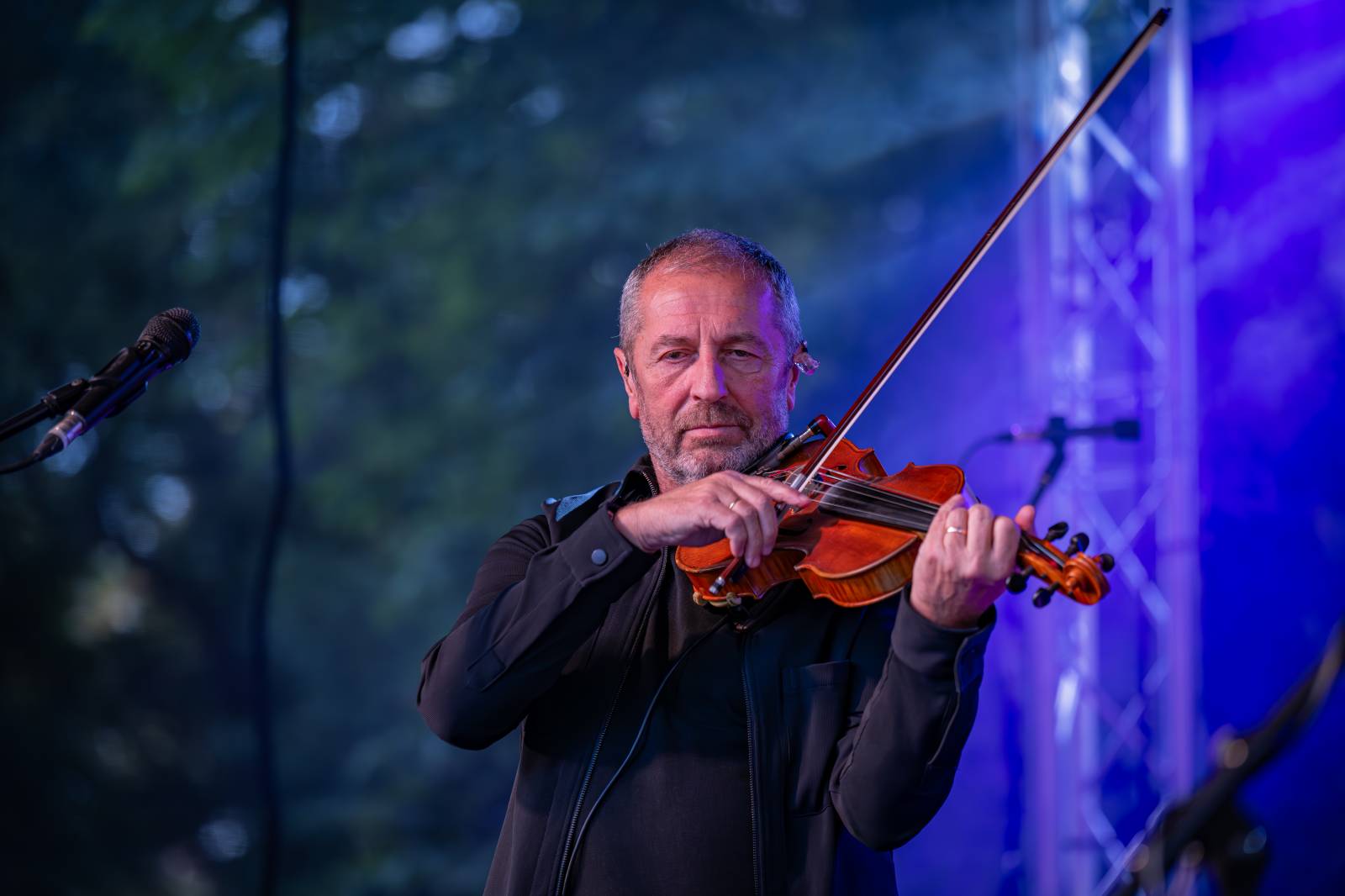 Čechomor odstartoval venkovní sezónu komorním koncertem ve vile Lanna