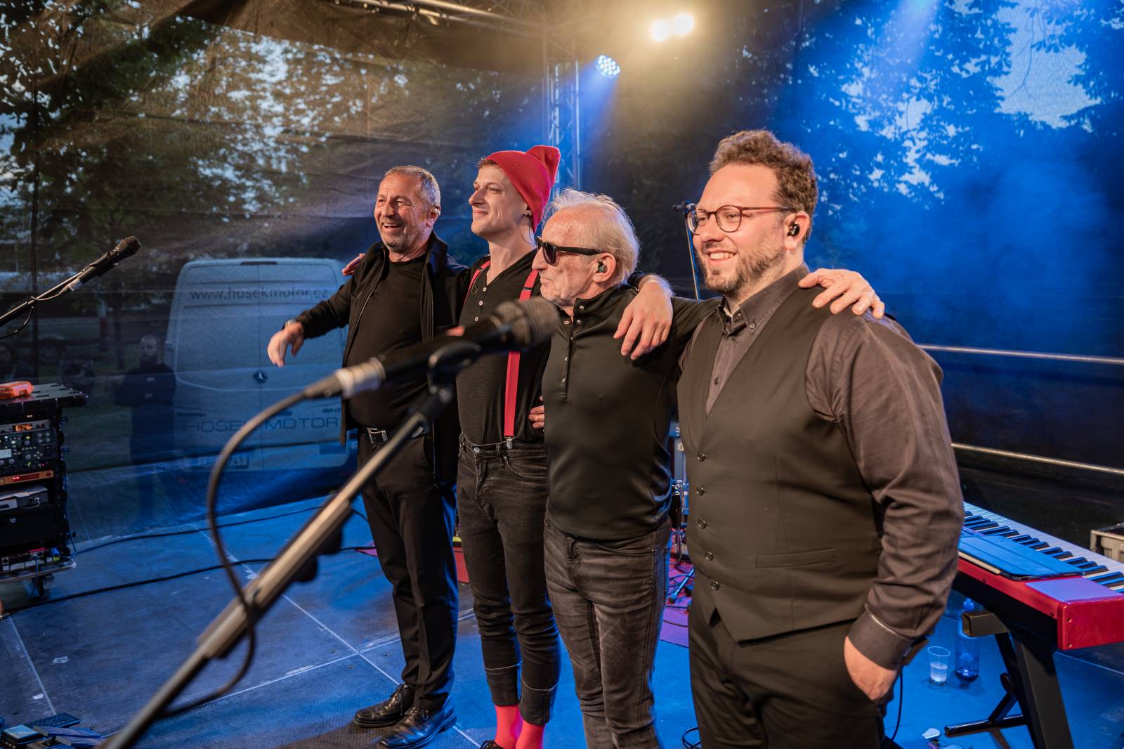 Čechomor odstartoval venkovní sezónu komorním koncertem ve vile Lanna