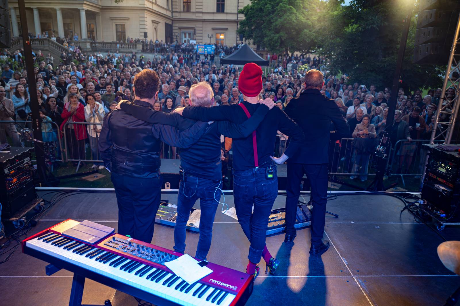 Čechomor odstartoval venkovní sezónu komorním koncertem ve vile Lanna