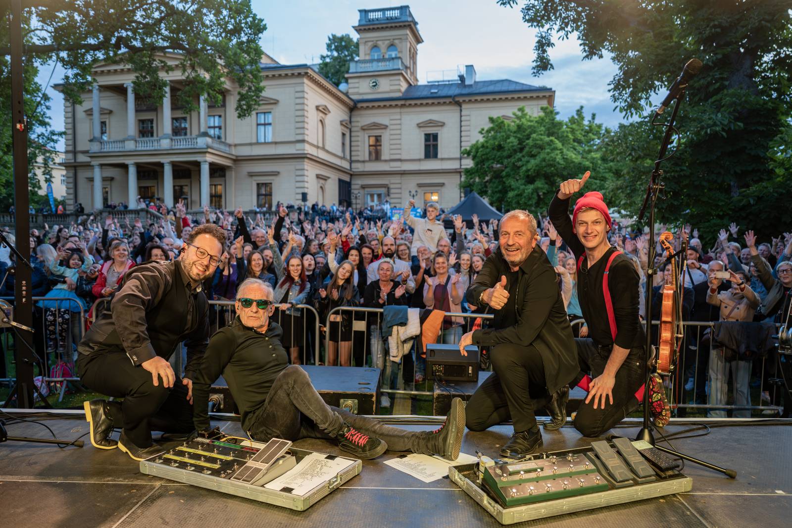Čechomor odstartoval venkovní sezónu komorním koncertem ve vile Lanna