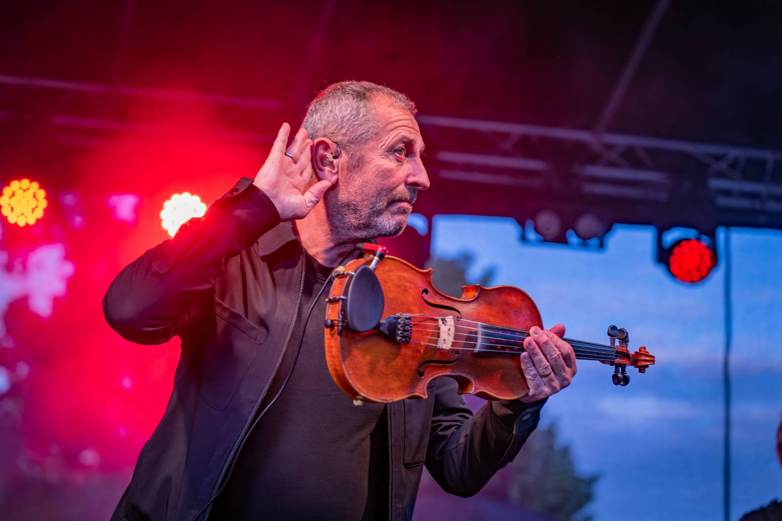 Čechomor odstartoval venkovní sezónu komorním koncertem ve vile Lanna