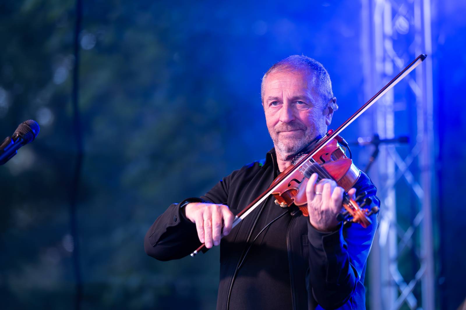 Čechomor odstartoval venkovní sezónu komorním koncertem ve vile Lanna