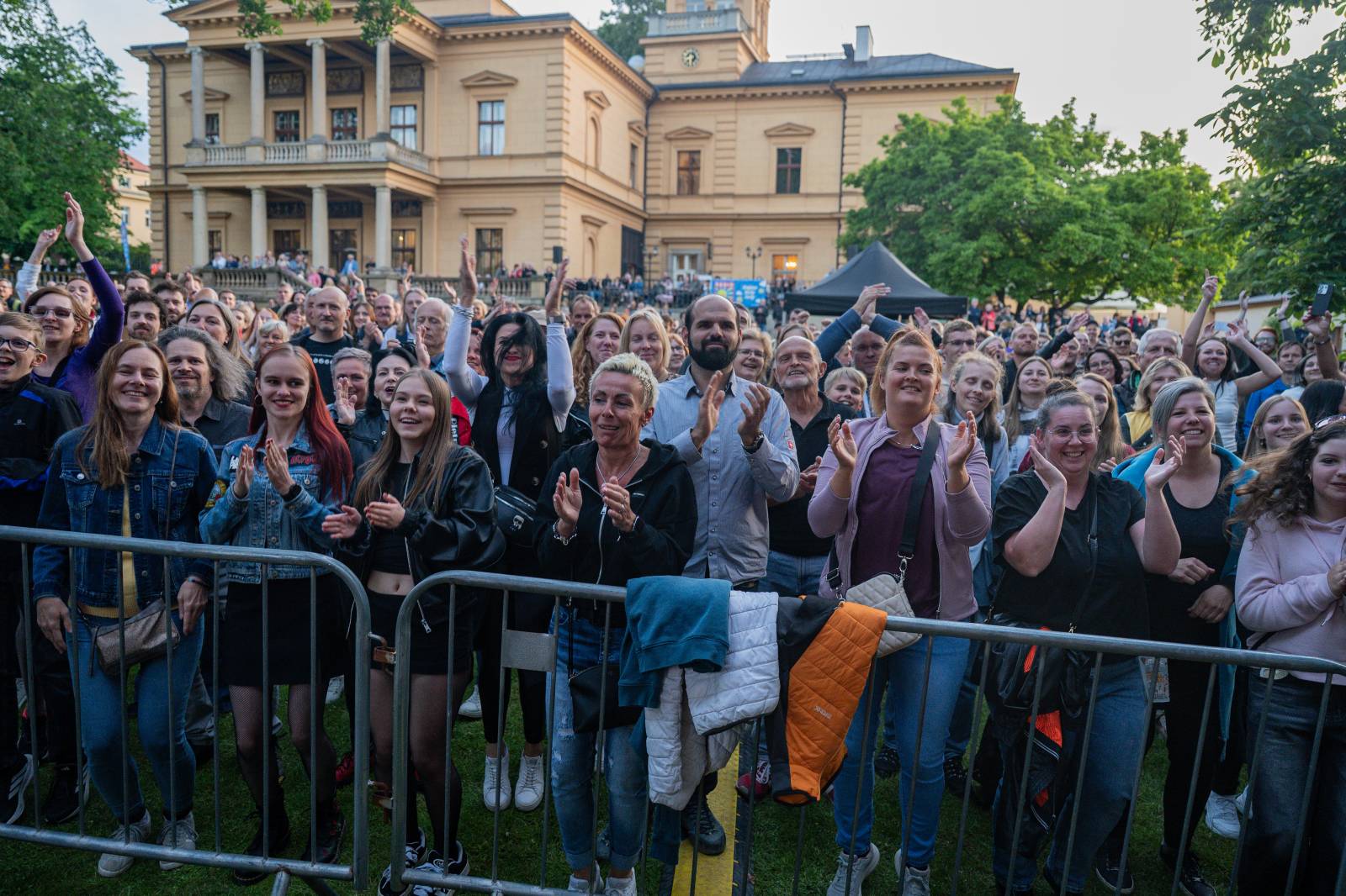 Čechomor odstartoval venkovní sezónu komorním koncertem ve vile Lanna