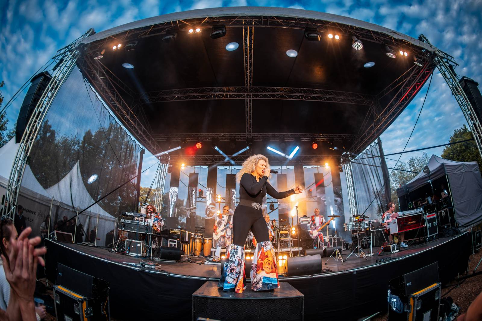 Monkey Business oslavili 25 let ve velkém. Na Vyšehradě jim blahopřáli Tonya Graves, Ashley Slater, Dan Bárta i Lou Fanánek Hagen