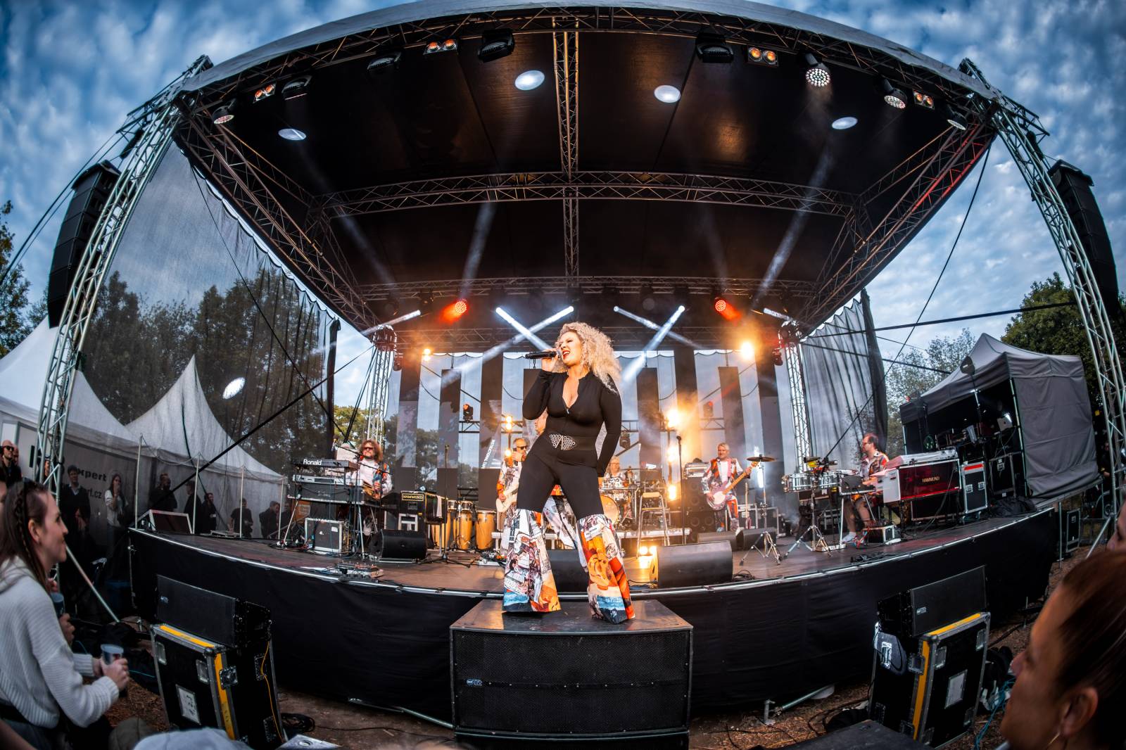 Monkey Business oslavili 25 let ve velkém. Na Vyšehradě jim blahopřáli Tonya Graves, Ashley Slater, Dan Bárta i Lou Fanánek Hagen