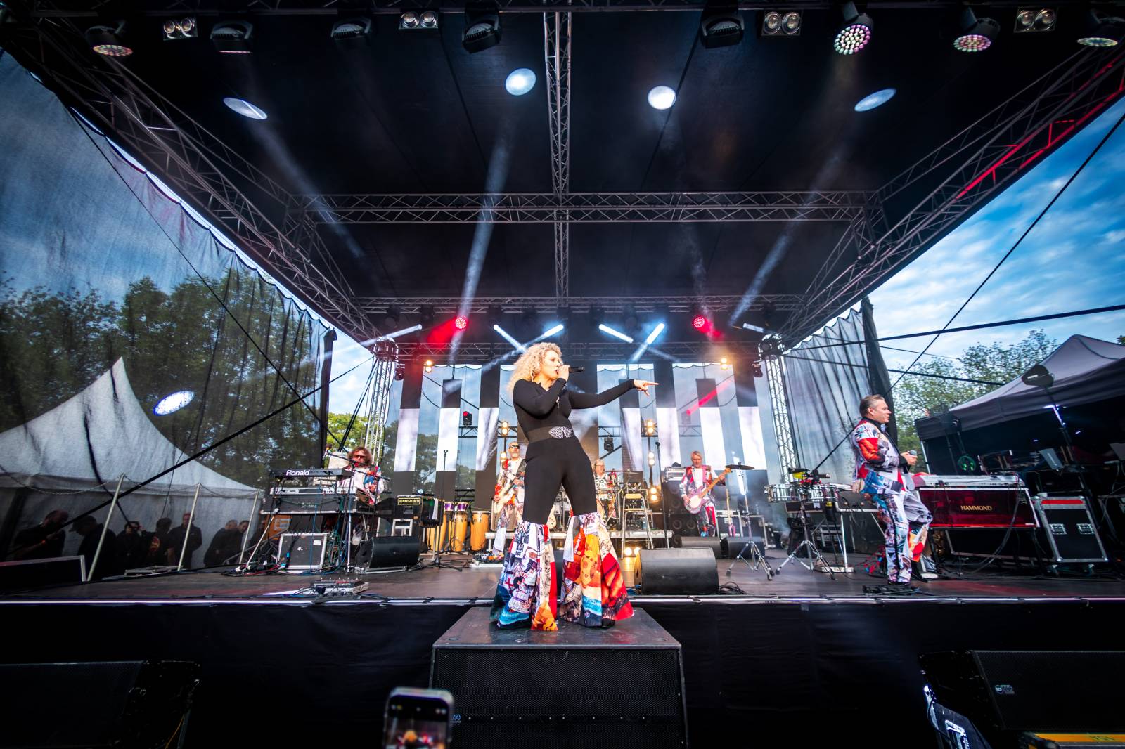 Monkey Business oslavili 25 let ve velkém. Na Vyšehradě jim blahopřáli Tonya Graves, Ashley Slater, Dan Bárta i Lou Fanánek Hagen