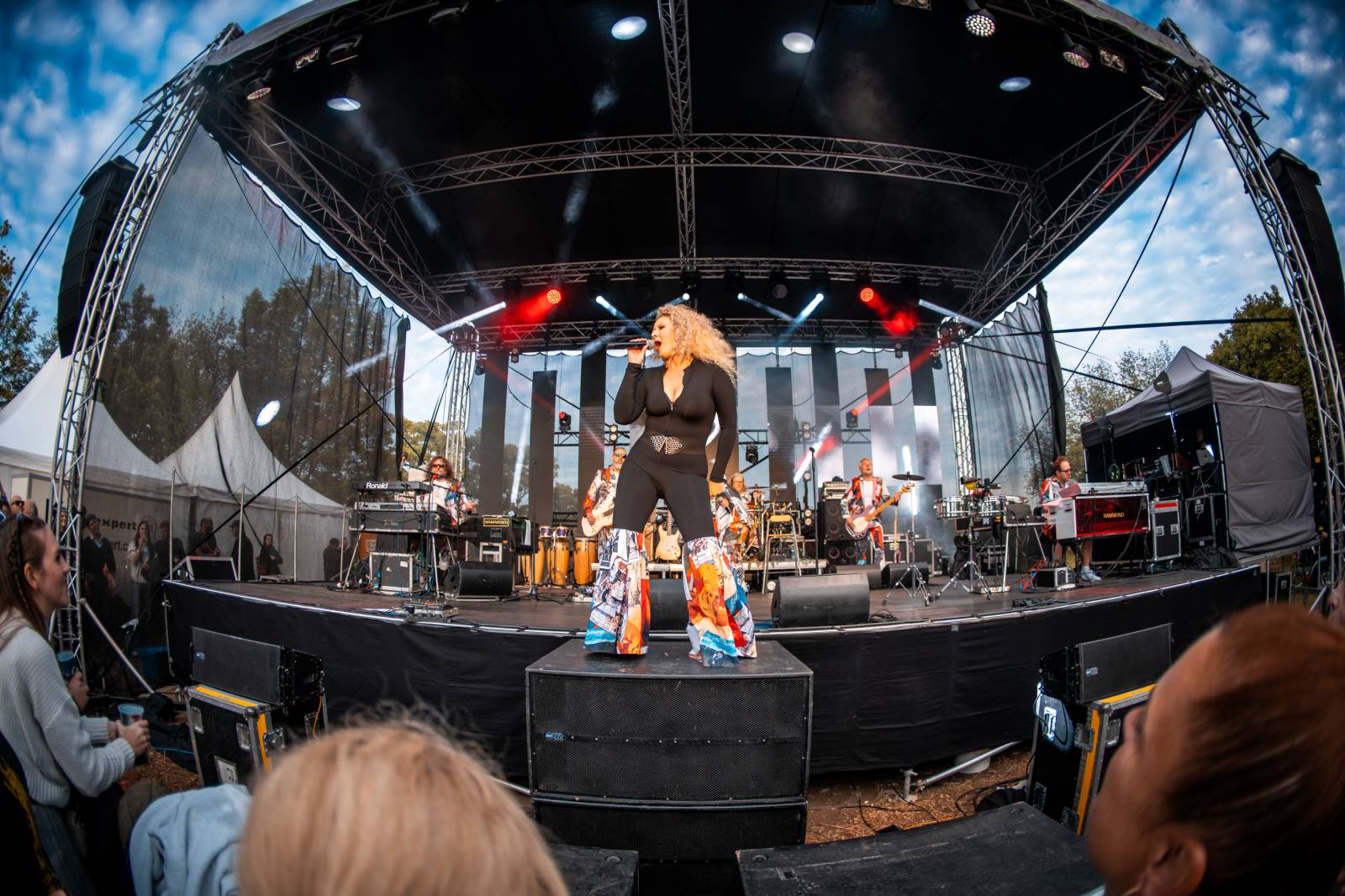 Monkey Business oslavili 25 let ve velkém. Na Vyšehradě jim blahopřáli Tonya Graves, Ashley Slater, Dan Bárta i Lou Fanánek Hagen