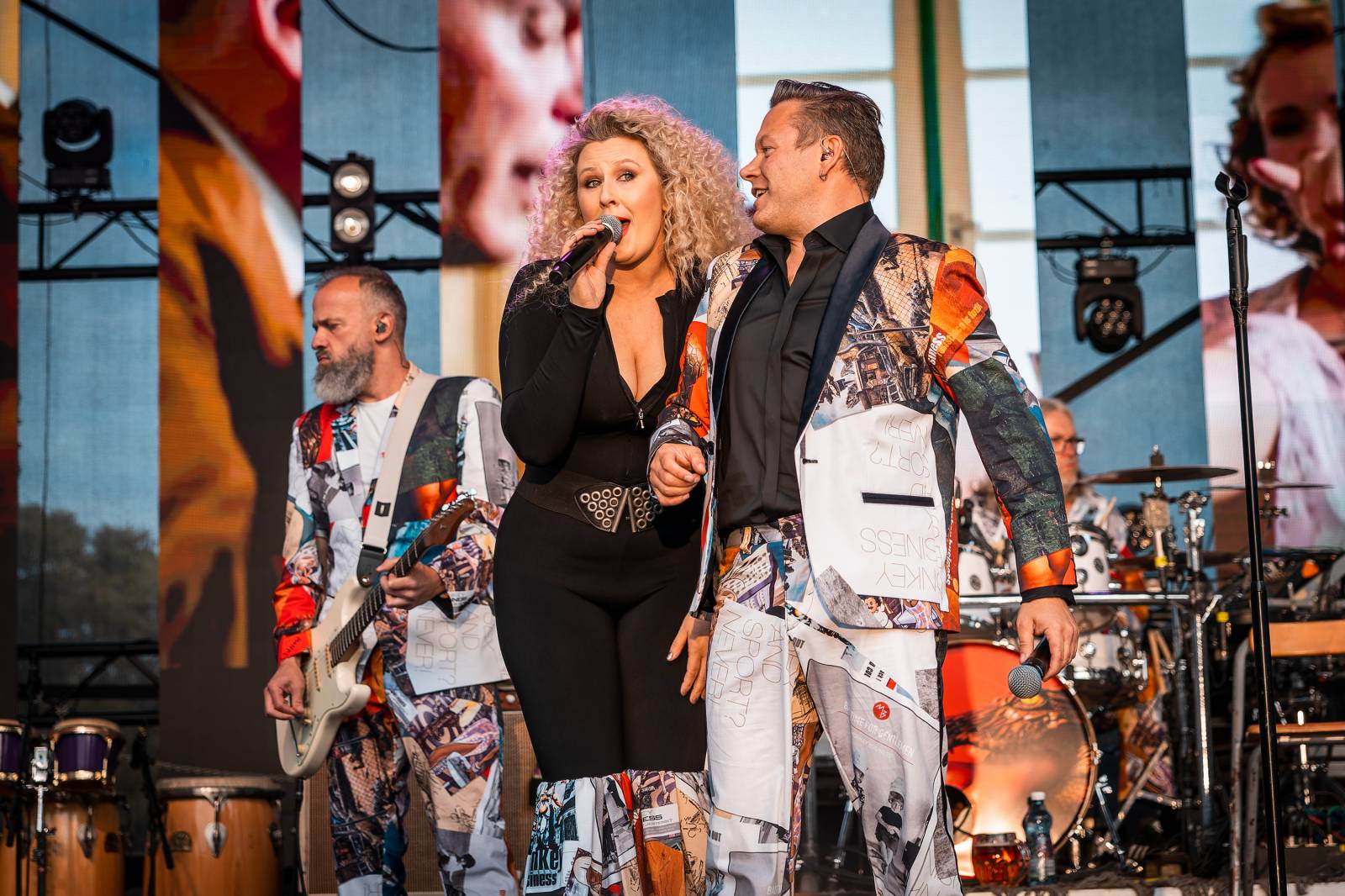 Monkey Business oslavili 25 let ve velkém. Na Vyšehradě jim blahopřáli Tonya Graves, Ashley Slater, Dan Bárta i Lou Fanánek Hagen