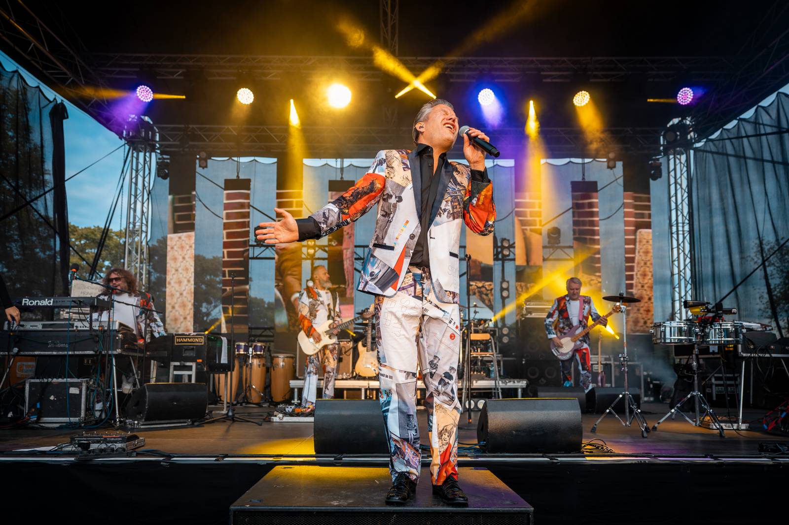 Monkey Business oslavili 25 let ve velkém. Na Vyšehradě jim blahopřáli Tonya Graves, Ashley Slater, Dan Bárta i Lou Fanánek Hagen