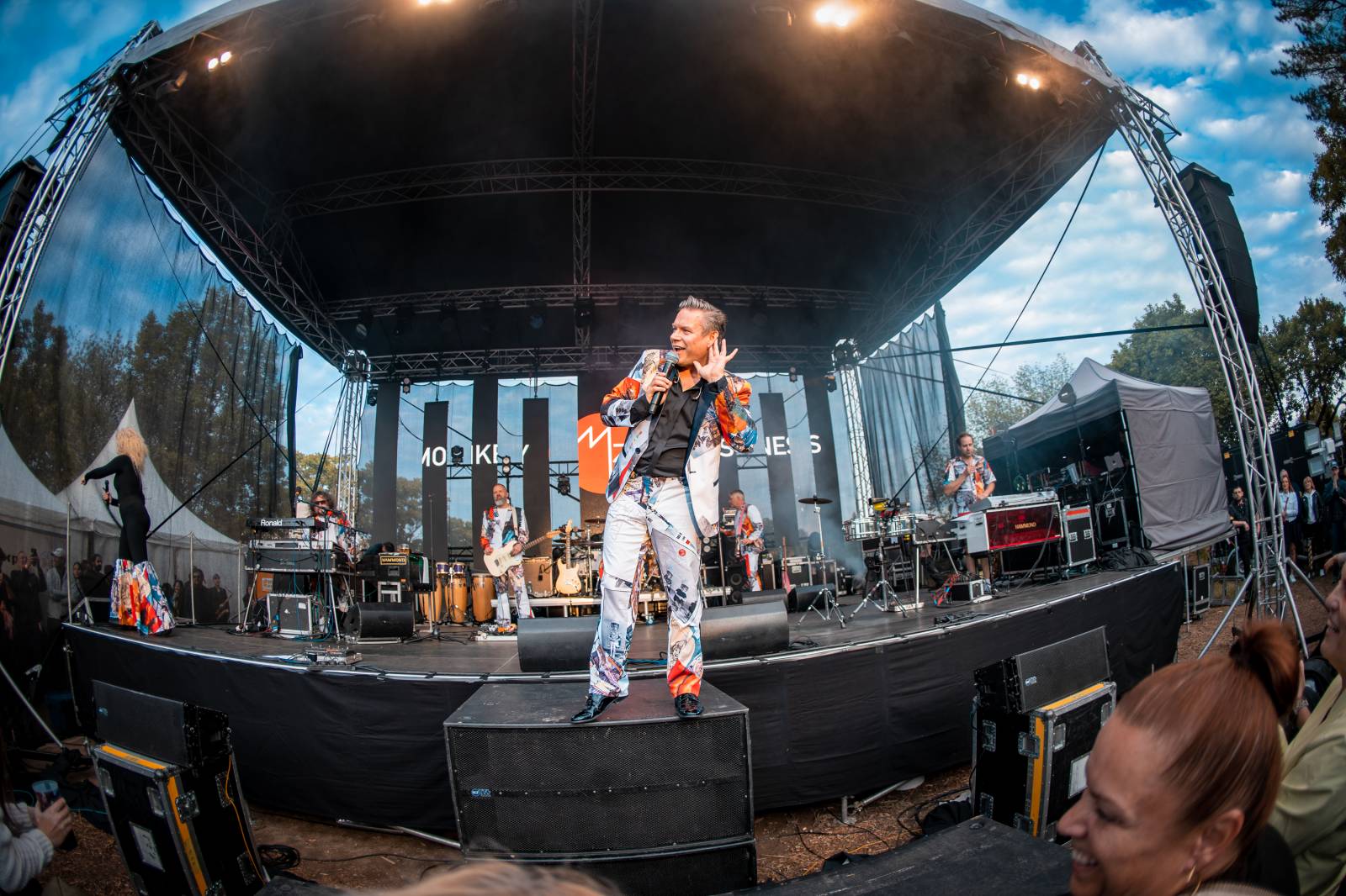 Monkey Business oslavili 25 let ve velkém. Na Vyšehradě jim blahopřáli Tonya Graves, Ashley Slater, Dan Bárta i Lou Fanánek Hagen