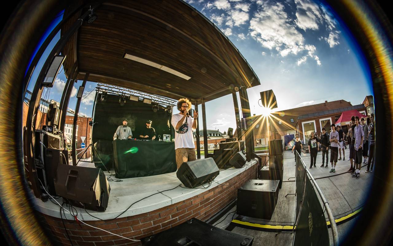 Plzeňský pivovar ožil rapem. MC Gey zaplnil celé nádvoří