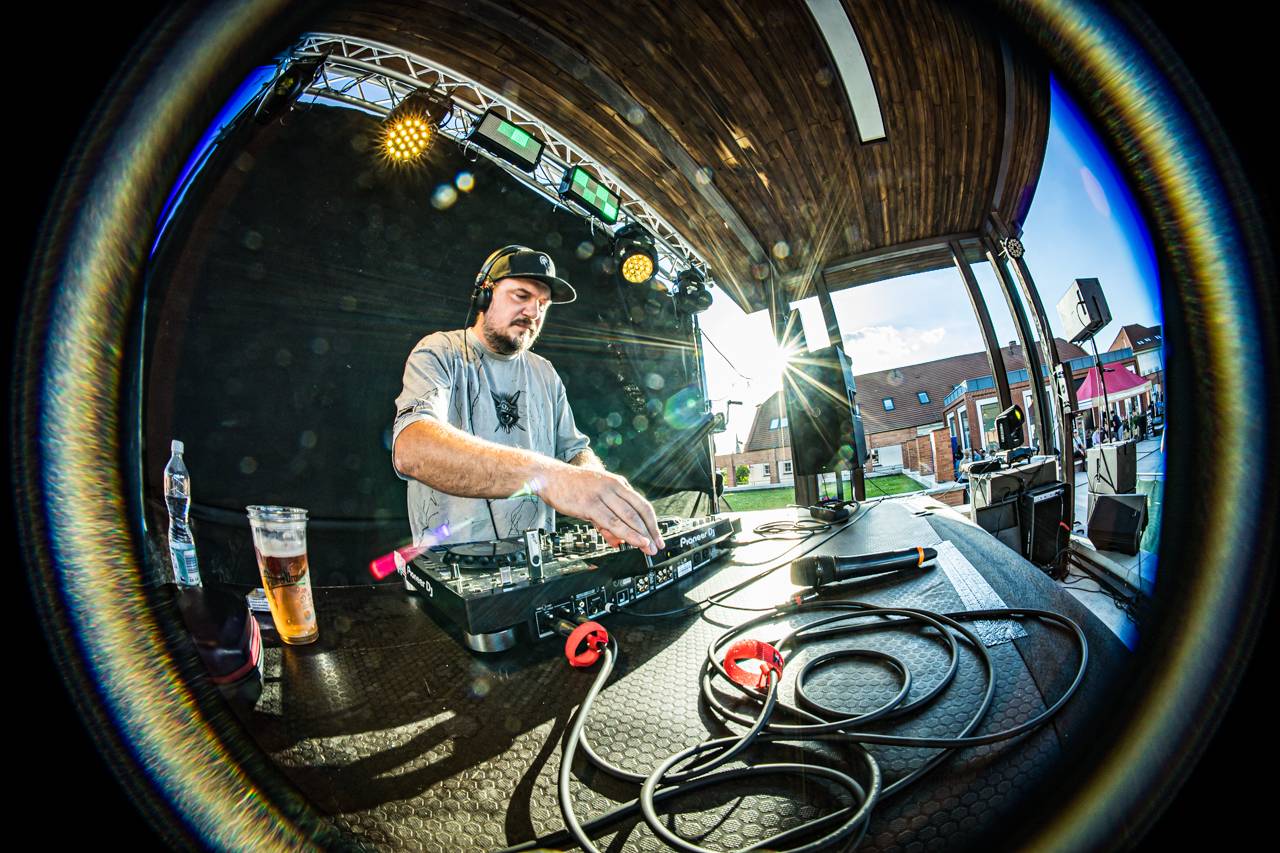 Plzeňský pivovar ožil rapem. MC Gey zaplnil celé nádvoří