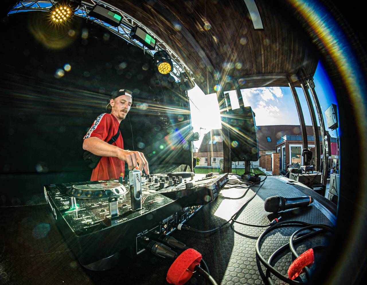 Plzeňský pivovar ožil rapem. MC Gey zaplnil celé nádvoří