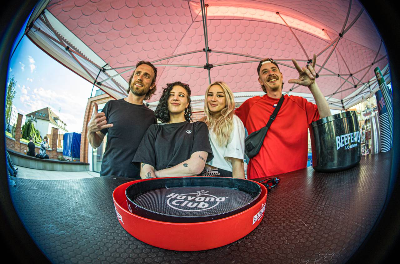 Plzeňský pivovar ožil rapem. MC Gey zaplnil celé nádvoří