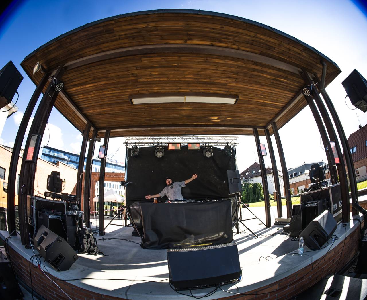 Plzeňský pivovar ožil rapem. MC Gey zaplnil celé nádvoří