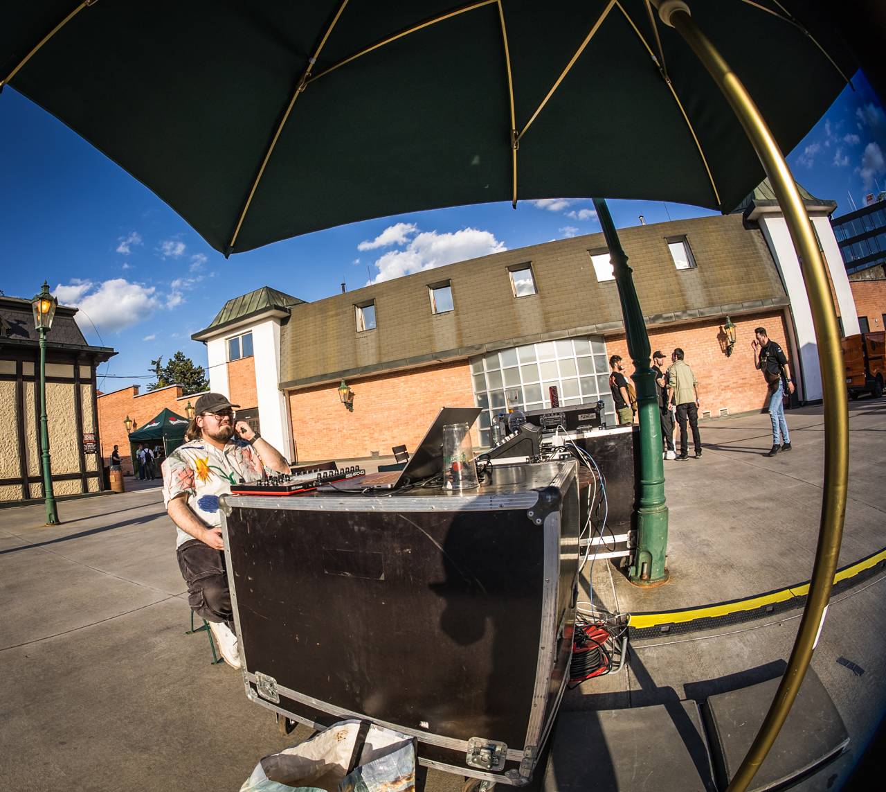 Plzeňský pivovar ožil rapem. MC Gey zaplnil celé nádvoří