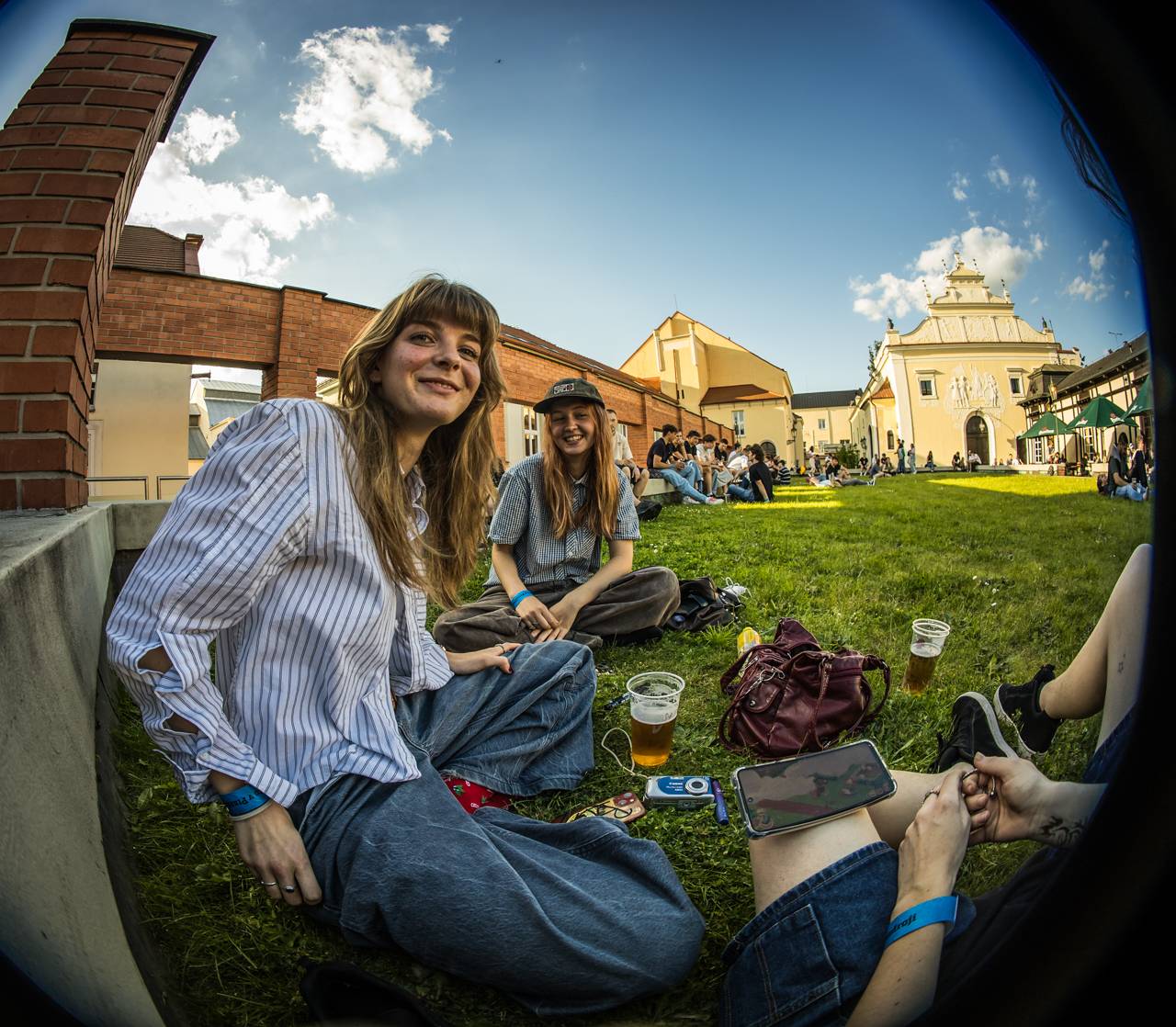 Plzeňský pivovar ožil rapem. MC Gey zaplnil celé nádvoří