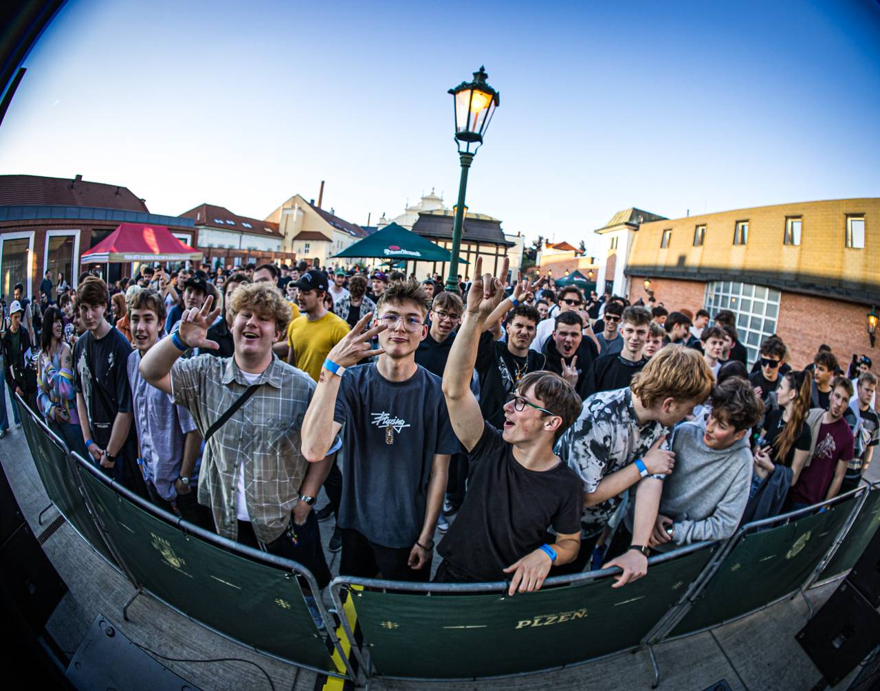 Plzeňský pivovar ožil rapem. MC Gey zaplnil celé nádvoří
