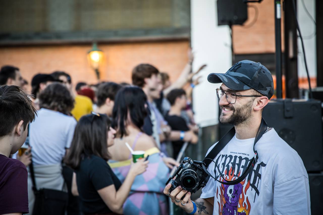 Plzeňský pivovar ožil rapem. MC Gey zaplnil celé nádvoří