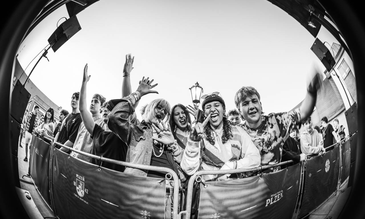 Plzeňský pivovar ožil rapem. MC Gey zaplnil celé nádvoří