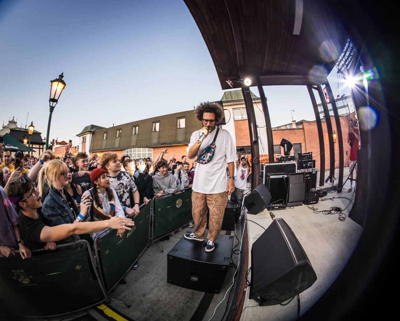 Plzeňský pivovar ožil rapem. MC Gey zaplnil celé nádvoří
