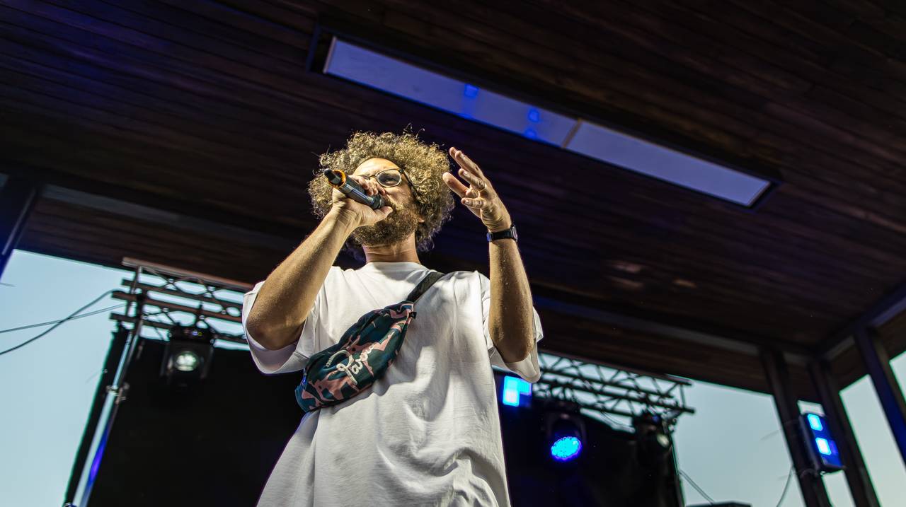 Plzeňský pivovar ožil rapem. MC Gey zaplnil celé nádvoří