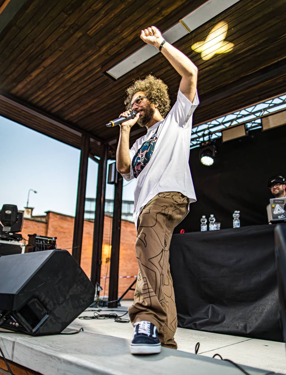 Plzeňský pivovar ožil rapem. MC Gey zaplnil celé nádvoří