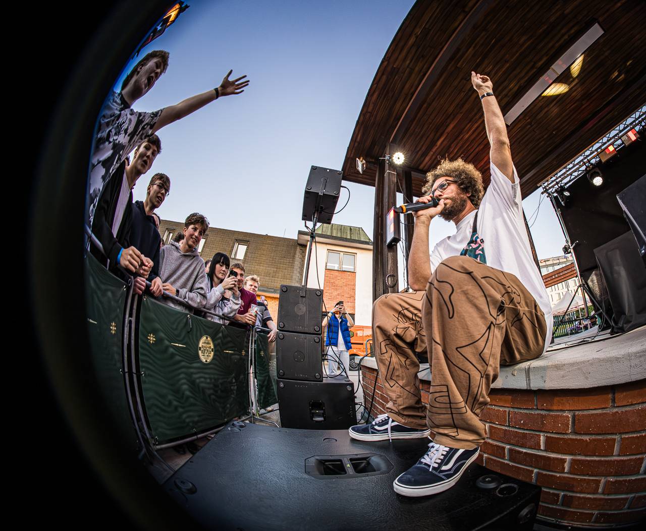 Plzeňský pivovar ožil rapem. MC Gey zaplnil celé nádvoří