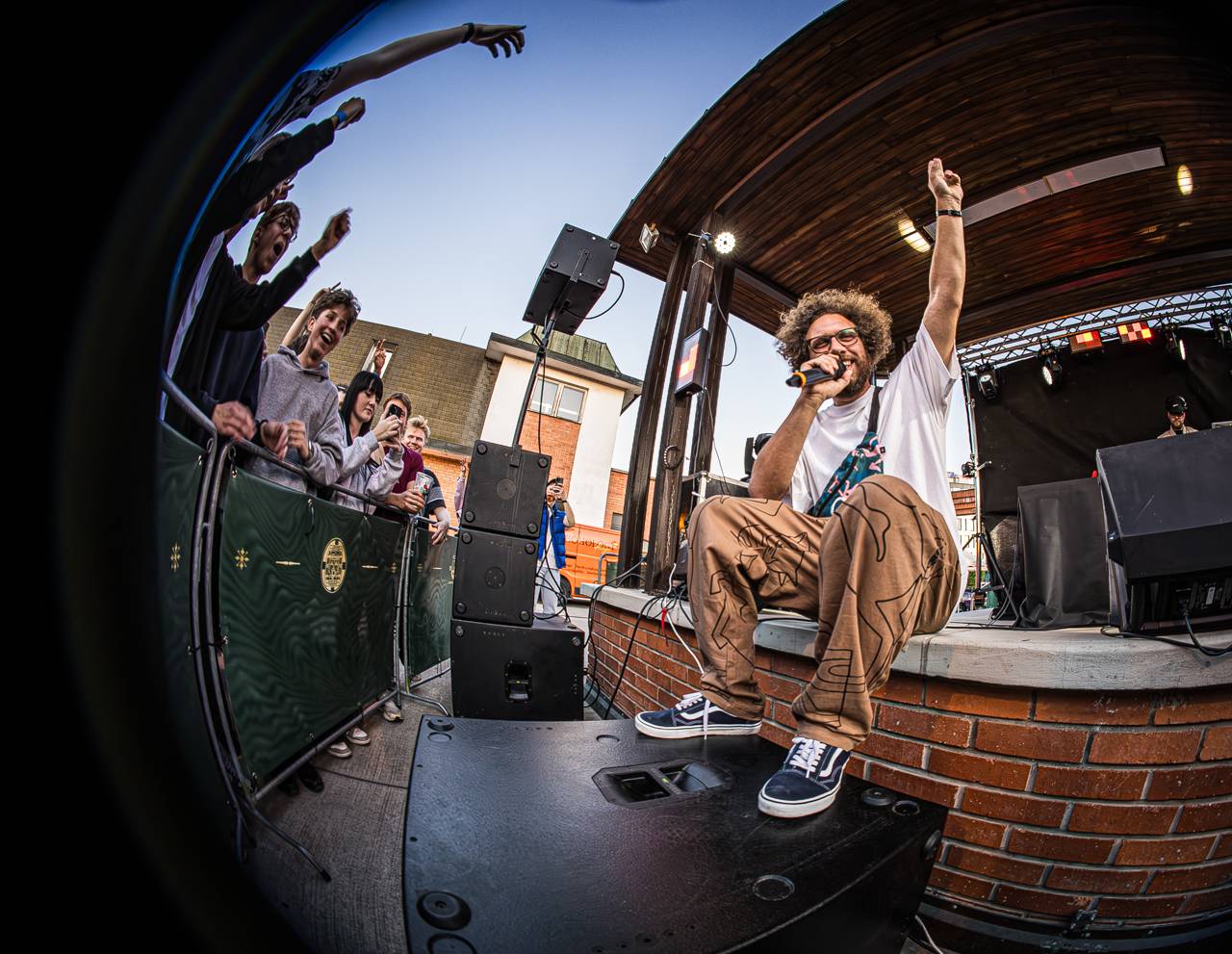 Plzeňský pivovar ožil rapem. MC Gey zaplnil celé nádvoří