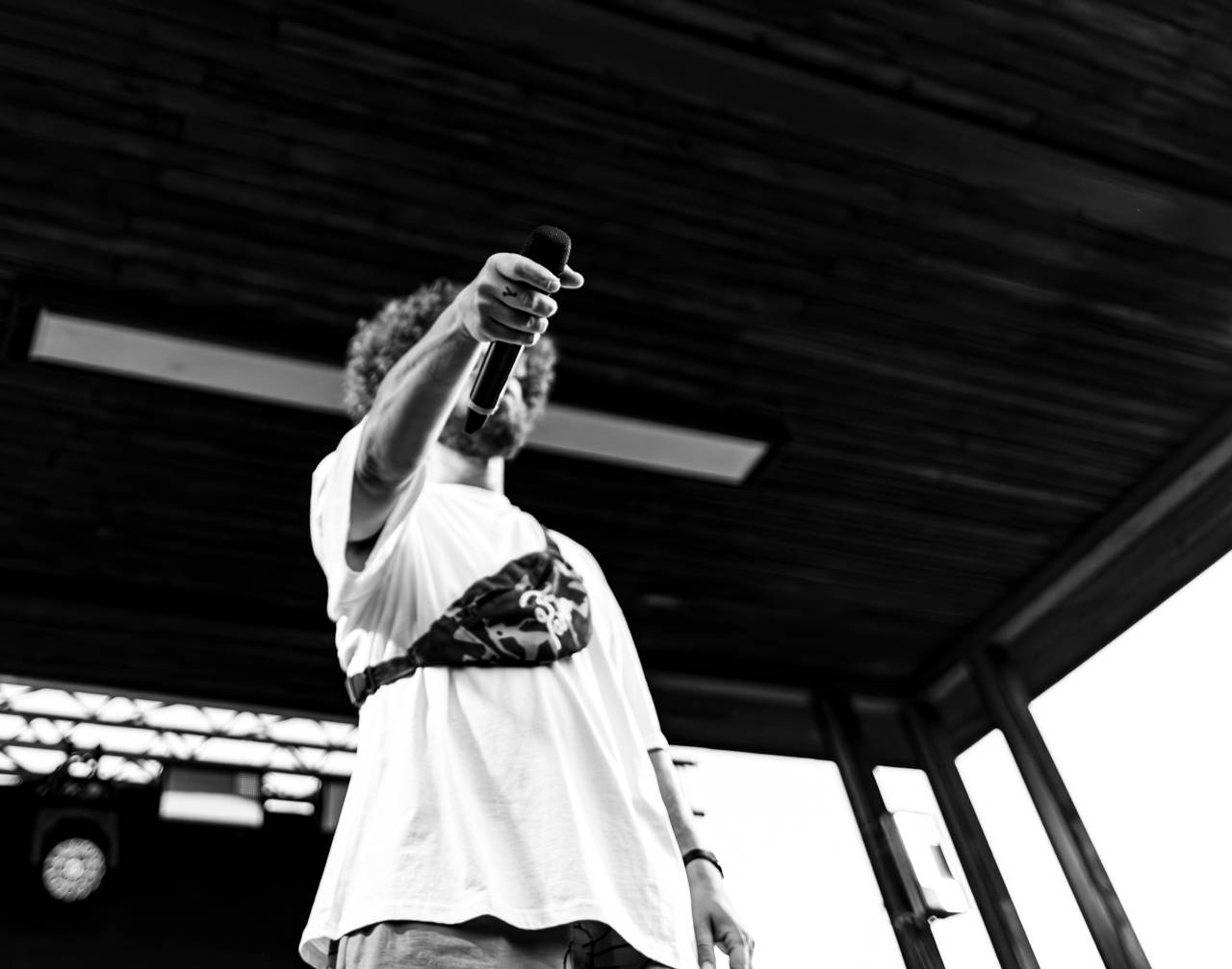 Plzeňský pivovar ožil rapem. MC Gey zaplnil celé nádvoří