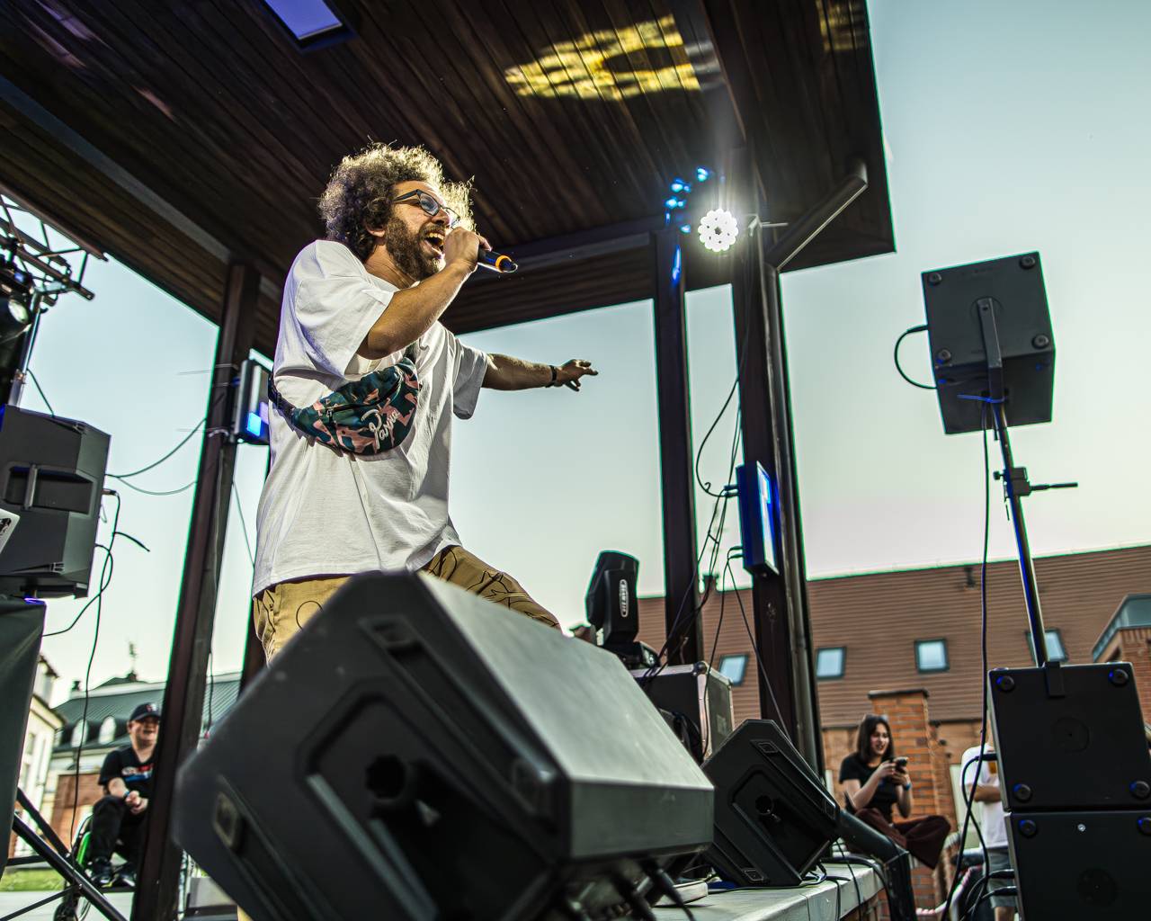 Plzeňský pivovar ožil rapem. MC Gey zaplnil celé nádvoří