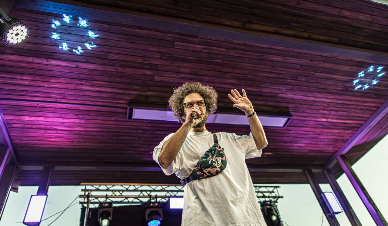 Plzeňský pivovar ožil rapem. MC Gey zaplnil celé nádvoří