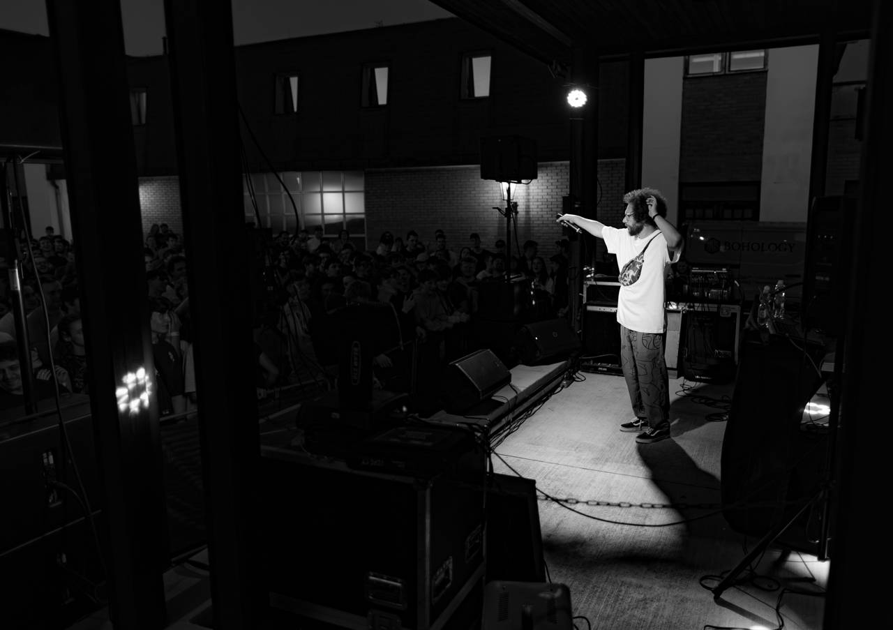 Plzeňský pivovar ožil rapem. MC Gey zaplnil celé nádvoří