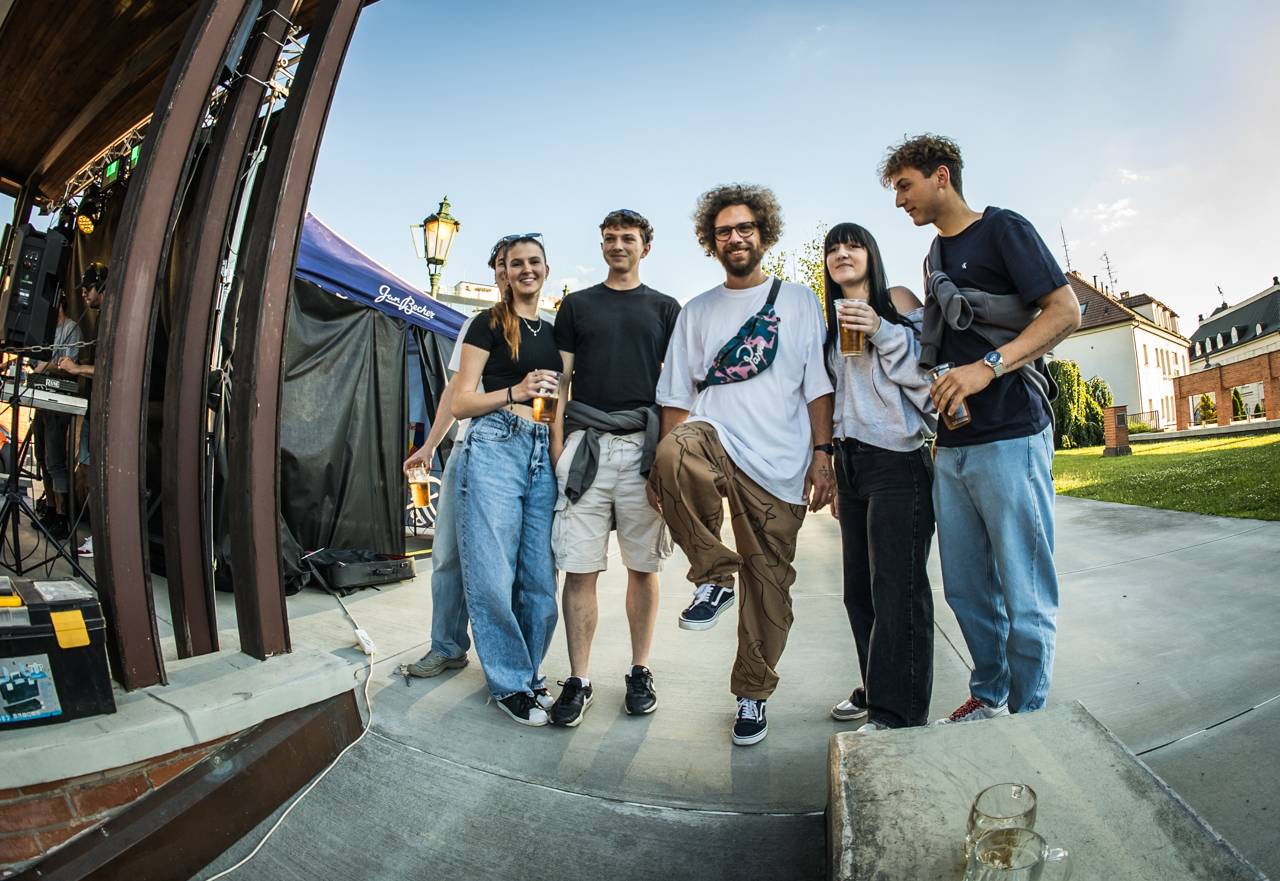 Plzeňský pivovar ožil rapem. MC Gey zaplnil celé nádvoří