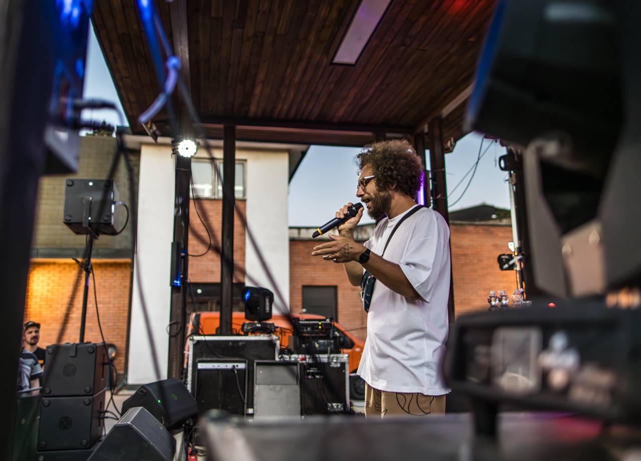 Plzeňský pivovar ožil rapem. MC Gey zaplnil celé nádvoří