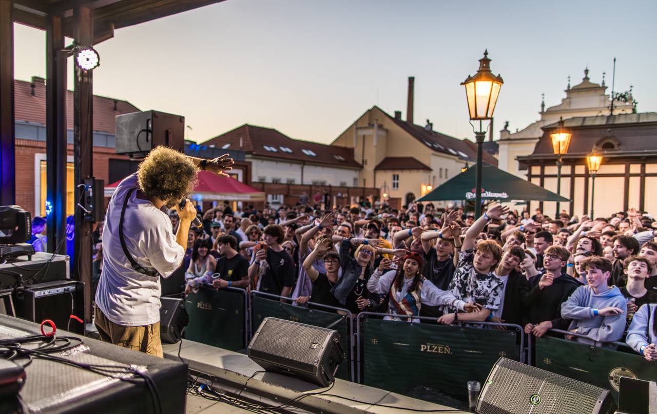 Plzeňský pivovar ožil rapem. MC Gey zaplnil celé nádvoří