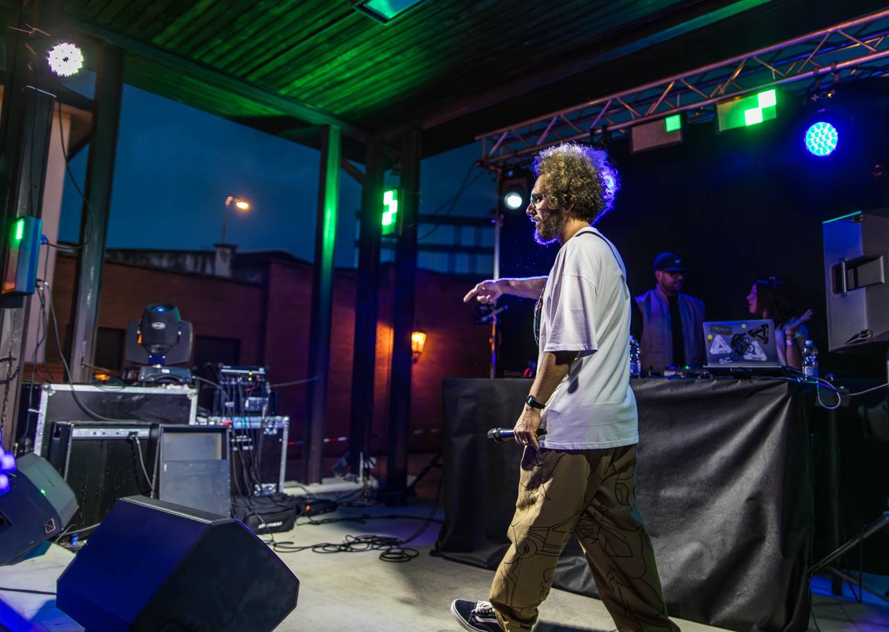 Plzeňský pivovar ožil rapem. MC Gey zaplnil celé nádvoří