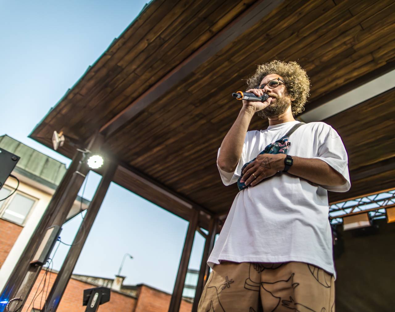 Plzeňský pivovar ožil rapem. MC Gey zaplnil celé nádvoří