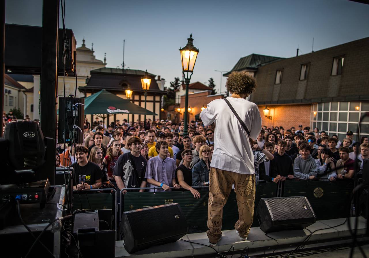 Plzeňský pivovar ožil rapem. MC Gey zaplnil celé nádvoří