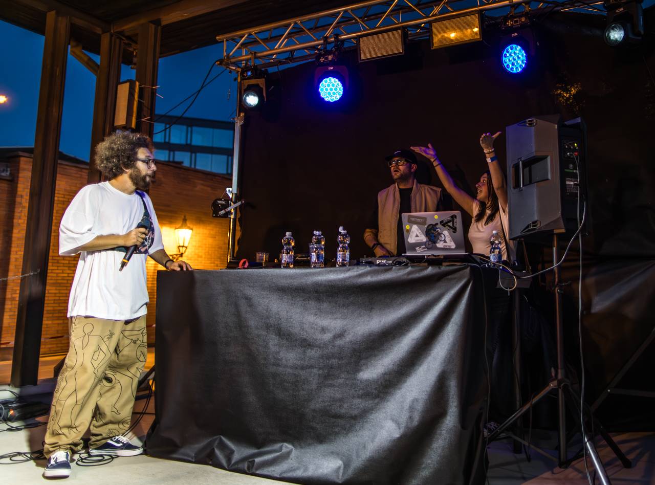 Plzeňský pivovar ožil rapem. MC Gey zaplnil celé nádvoří